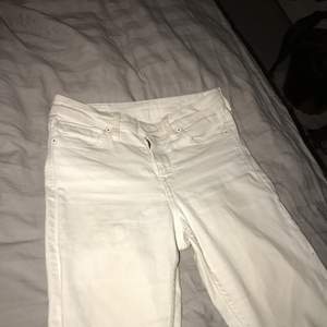 Standard vita jeans:))) Används en del men passar inte riktigt:/