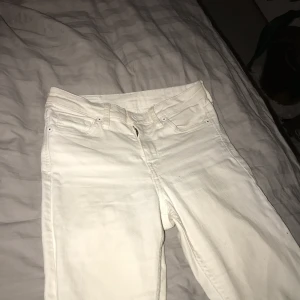  - Standard vita jeans:))) Används en del men passar inte riktigt:/