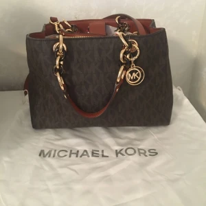  - Michael kors väska som använts 2 ggr, i helt nytt skick med dustbag. Tidningar inuti så den håller sig i gott skick. Pris kan diskuteras vid snabb affär. Orginal pris 3500