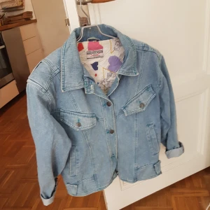  - TREND Vintage jeansjacka, svinsnygg! Är större i axlarna och armarna, liksom oversize och baggy! (Se bild)   Perfekt jacka för vår-sommar-höst!   I fint begagnat skick! Kontakta mig om du undrar någonting. Kan mötas upp i Malmö!🌝 