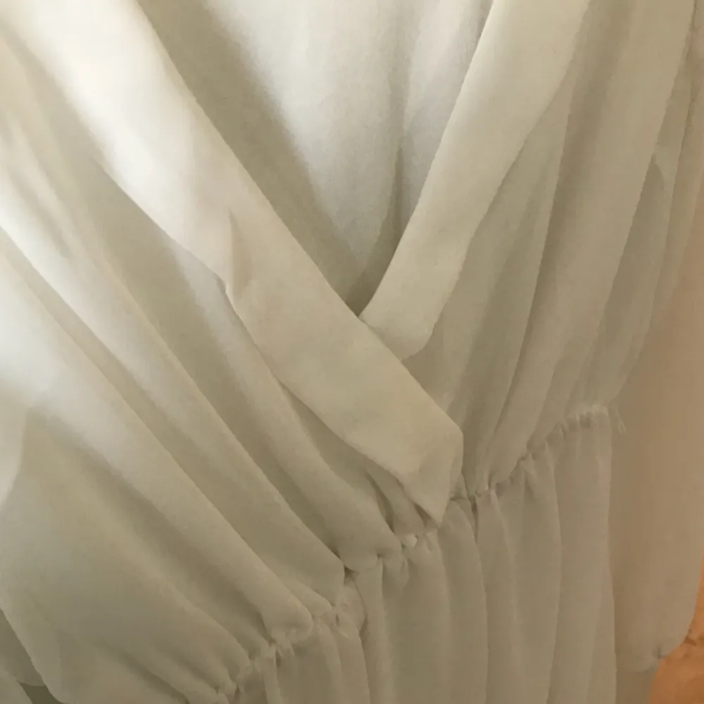 Helt oanvänd vit v-ringad klänning perfekt nu under sommaren! 150kr + frakt. . Klänningar.