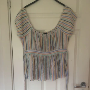  - GANT-blus. Urringad och med knytning i ryggen. Den är även djup i ryggen vilket är fint! Jag kan mötas i Göteborg men även skicka om du står för frakten 💜