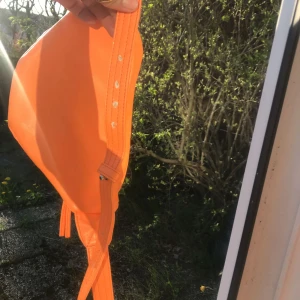  - En magväska i knallorange! 4 Extra hål har gjorts pga väldigt stor för mig när jag köpte den! 