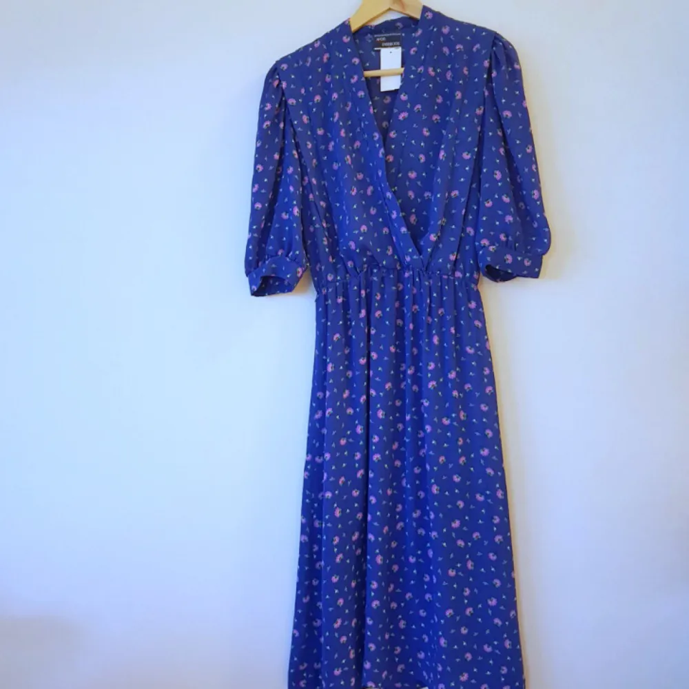 🌚🌝Beautiful vintage blue 👗midi-dress 🌼🌸  Fits tall 36-40. 100%viscose. Klänningar.