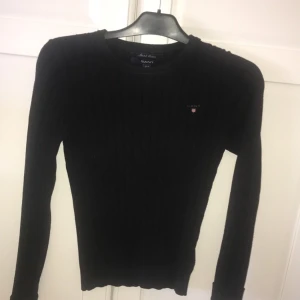  - Säljer min svarta Gant tröja i strl Xs eftersom den inte kommer till någon användning längre. Den är i väldigt fint & bra skick. Frakt ingår i priset 💫