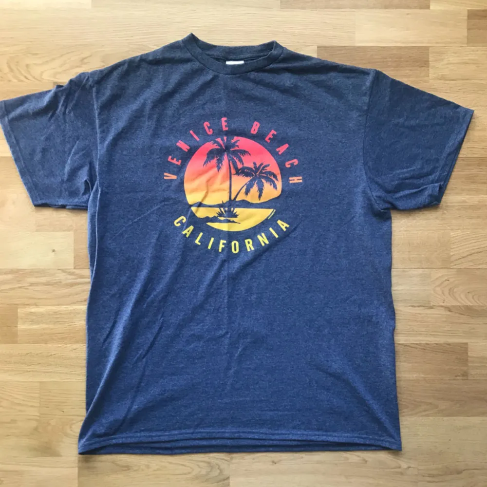 T shirt med Venice Beach tryck, köpt i Venice Beach tvättad en gång. T-shirts.
