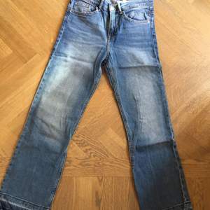 Jeans i kick flare modell med fransad kant. 