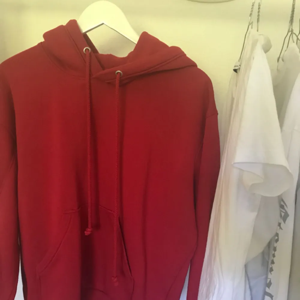Röd hoodie från weekday storlek s. Använd en gång.. Hoodies.