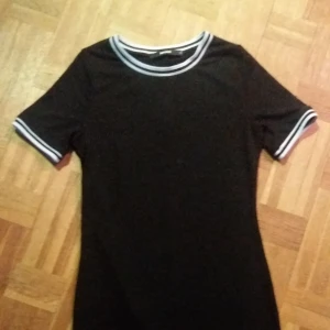  - Klänning från BikBok i en stl S.  Frakt:9kr.