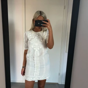  - Så fin klänning med handsydda mönster 🕊 Från H&M trend 