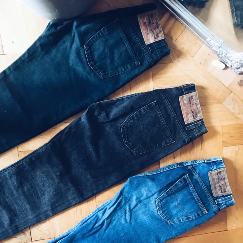 Raka jeans från Crocker som tyvärr är för små för mig :( sjukt fina!  150 kr för ett par. OBS: de båda mörka paren är sålda!!. Jeans & Byxor.
