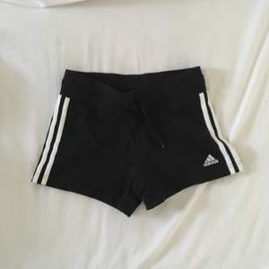 Snygga adidasshorts som söker en ny ägare! Shortsen är i bra skick :) frakten är 36 annars kan vi mötas upp i Lund, pris kan diskuteras. Kan ta fler bilden om nödvändigt❤️