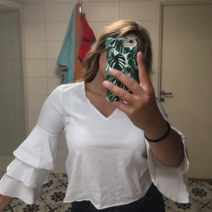 - Vit blus från Zara, endast använd några gånger. Bra skick! Säljer pågrund av att den inte kommer till användning. Fraktar gärna men köparen står för kostnaden. Betalning sker helst via Swish :) 