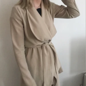  - Trenchcoat från ONLY. Nyskick