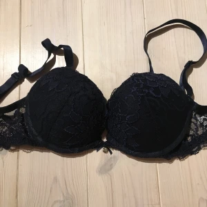  - Aldrig använd mörkblå spets-BH,säljer pga råkade köpa fel storlek. 50kr+18kr frakt 