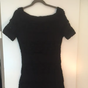  - Spetklänning med djup rygg