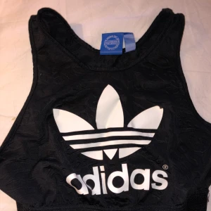  - Äkta adidastopp som även kan användas som sportbh. I storleken S.