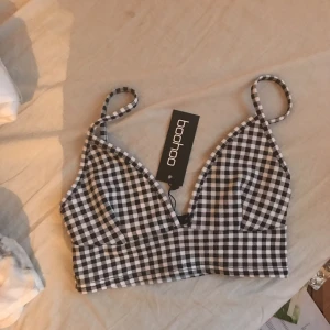  - Bralette från Boohoo, passar perfekt med en kjol jag tidigare lagt ut. Aldrig använd då det var fel storlek för mig  Vid frakt är det köparen som står på fraktkostnaden