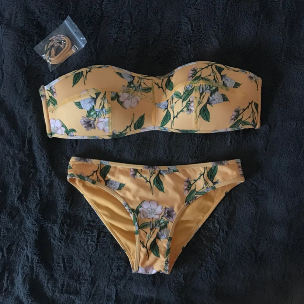 Super somrig gul bikini med blommor på! Köpt på HM och aldrig använt. . Övrigt.