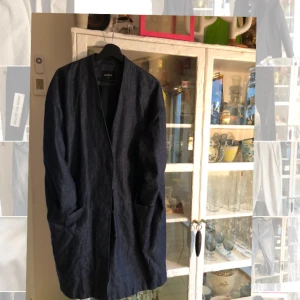 - Tunn denim jacka, lårlång, rymlig modell. Passar medium med.