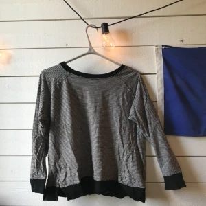  - Randig tröja med hack på sidorna. Köpt på zara. Kan mötas upp i Gävle eller frakta då köparen står för kostnaden! 😜