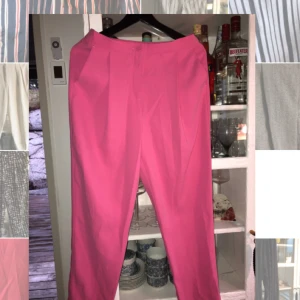  - Chockrosa kostymbyxor från Monki, Fraktar mot kostnad, har katt