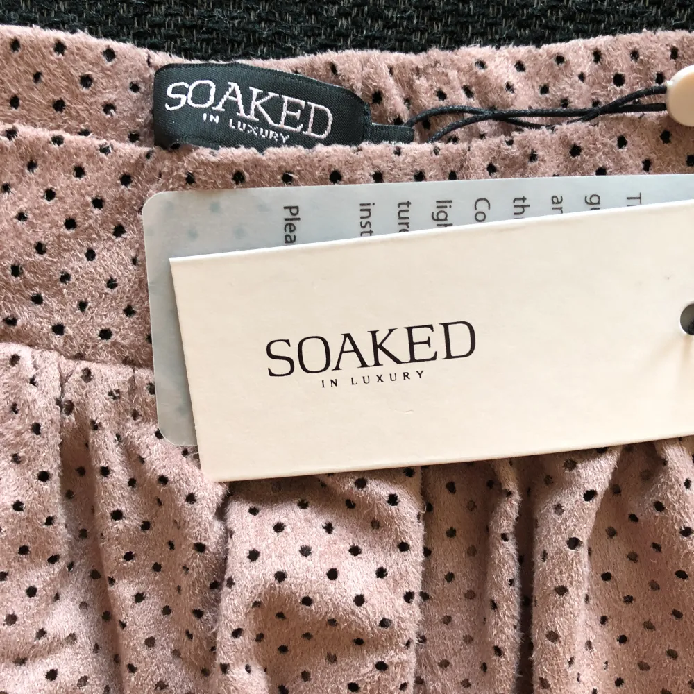 Helt ny oanvänd SOAKED kjol i XS. Fint material läder likt  Kan gå med på billigare pris vid köp av andra kläder av mig. . Kjolar.