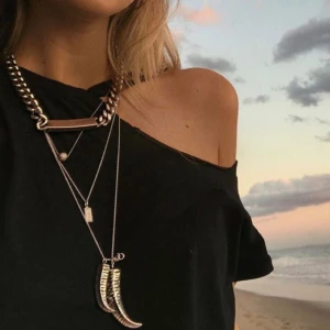  - Riktigt snygg oversize -t-shirt som aldrig har blivit använd. Storlek S, har text på ryggen ”not your baby” och en snygg slitning framtill. Nypris 700kr, mitt pris 450 (inkl. Frakt)