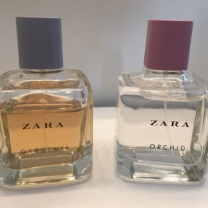  - Två stycken Zara parfymer! Luktar väldigt somrigt och härligt. Den blå är mest använd, ca 1/4 medans den rosa har använts väldigt få gånger. Frakt ingår! 