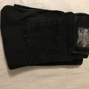  - Utsvängda jeans. Passar bäst för 1.50cm lång eller kortare.