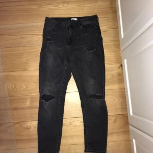  - Slitna Momjeans. Nästan aldrig använda. 