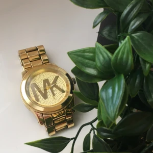  - Michael kors klocka i färgen guld, köpt utomlands. Lite rostig men fint att ha som accessoar. Frakt: 40kr Vid fler frågor dma mig!:)