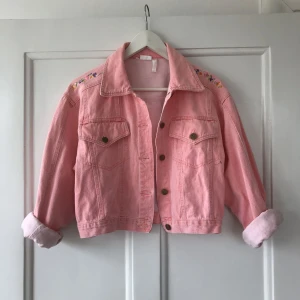  - Helt underbar vintage jeansjacka som inte kommer till användning av mig. Något croppad modell. Sitter fint löst, passar därför alltifrån xs-m. Fint begagnat skick och snyggt urtvättad. Perfekt till sommaren 🌸  Frakt 55kr