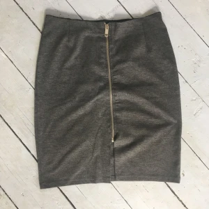  - Snygg och sexig kjol 😍 Med en dragkedja och snygg liten slits. Mycket stretch och sitter tajt och bra, hög midja! Använd men i mycket bra skick. Köparen betalar frakt, samfraktar givetvis ☺️ Kan mötas upp i Göteborg eller omkring Åmål! 