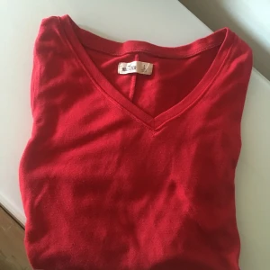  - V-ringad tröja från #Hollister. Röd härlig färg och lätt mjukt bomullstyg. Säljes pga fel storlek! Köparen betalar frakt, samfraktar givetvis ☺️ Kan mötas upp i Göteborg eller omkring Åmål! 
