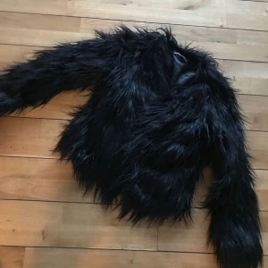  - En fejkpälsjacka från Ginatricot som endast hängt i garderoben, köparen står för frakten🌷