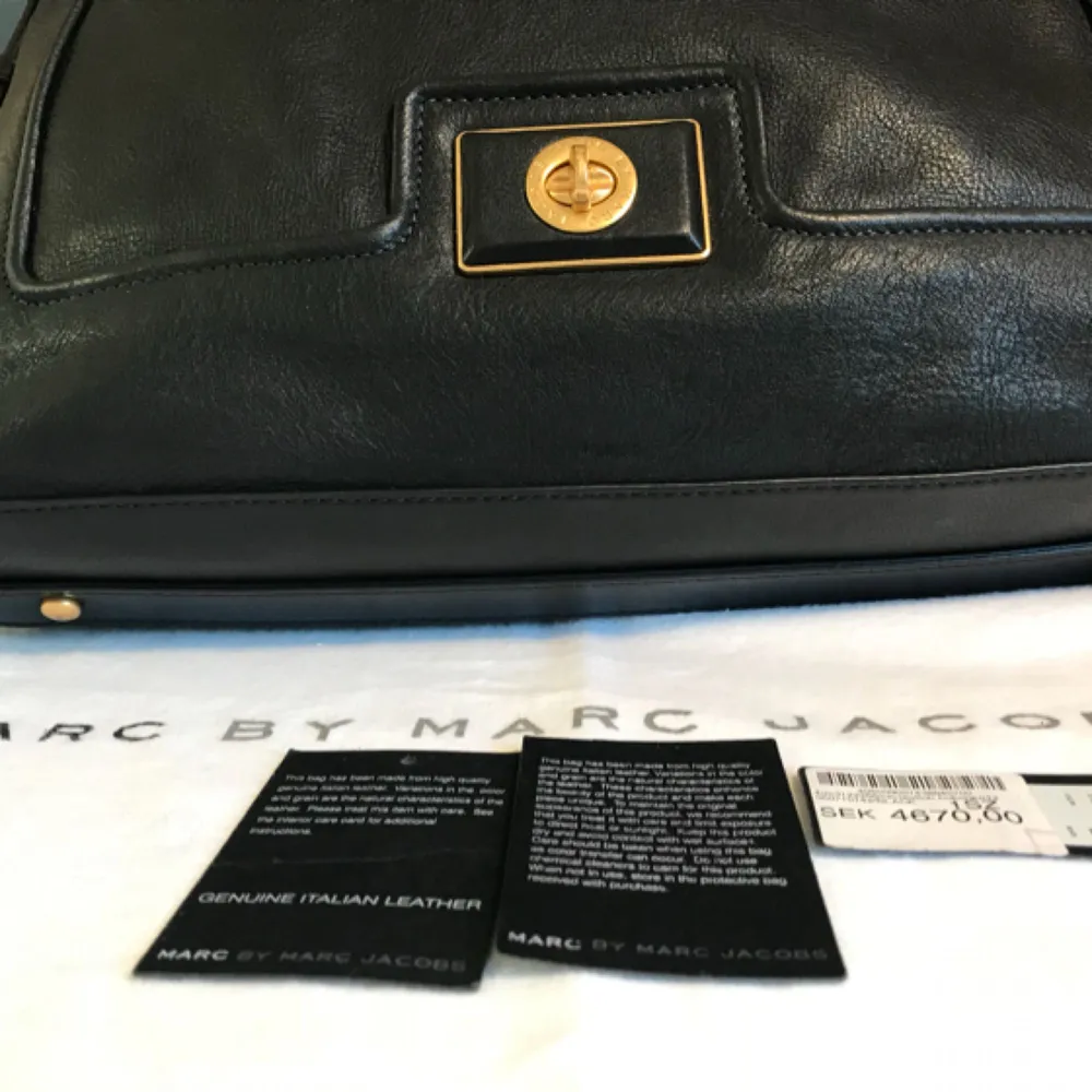   March jacob Classic ikon från Marc Jacobs och denna väska är i SUPERFINT skick. Den är i svart skinn av högsta kvalitet, Som ny! Givetvis äkta! Denna skönhet väskan förtjänar ett bättre hem. Original dustbag ingår med pris tag och Äkthetsbevis kort.. Väskor.