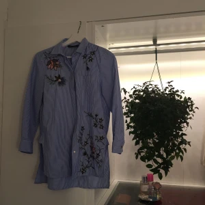  - Blå- vit randig skjorta från Zara, men broderade blommor både fram och bak. Väldigt bra skick, och jag säljer den pga fel storlek.