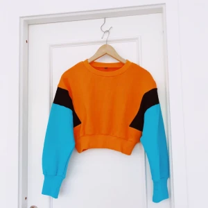  - Kort sweatshirt i college-tyg. Smickrande passform då den går in i midjan. Aldrig använd - nyskick. Köparen står för frakt. ❤️15% av alla köp går till välgörenhet❤️ Säljs pga brist på plats i garderob. 