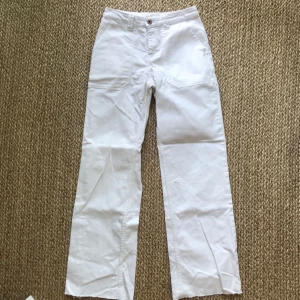  - Jeans i rak modell, med vida ben. Har klippt av de längst ner då de var lite långa för mig, men är fortfarande hellånga.   Hög midja, snygg passform! 