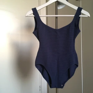  - Mörkblå Paula Onepiece bikini som jag har aldrig använd pga det passar inte mig. Går också att ha som fest kläder. Originalpriset 1195kr. Jag står för frakt🌻