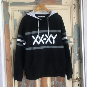  - Hoodie från Junkyard. Det är en killstorlek S, men har passat mig som är tjej ca 38, väldigt bra som en större huvtröja.  Swish eller kontant. Kan antingen mötas upp i stockholm eller rosersberg/märsta, eller frakta. Köparen står för frakten. 