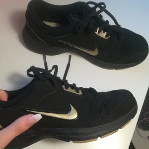  - Nike: 100 kr (storlek 38,5) Reebok: 50 kr (storlek 38) Svarta skor från primark: 50 kr (storlek 39) Skriv privat för fler bilder/mer info🙌