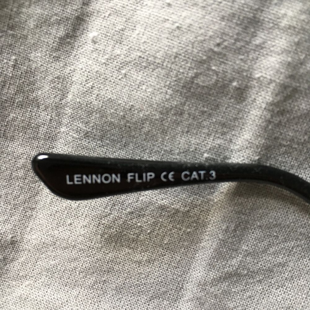 En ball och klassisk John Lennon solglasögon. . Accessoarer.