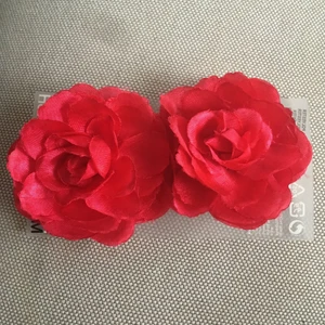  - Två hårspännen ca 7 cm i diameter 