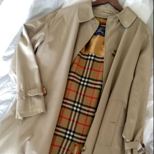  - Säljer min ärvda trench. Tyvärr fattas skärp, därav priset. Passar alla storlekar beroende på hur man vill att den ska sitta :).  Avtagbart innefoder i äkta ylle PRIS KAN DISKUTERAS!