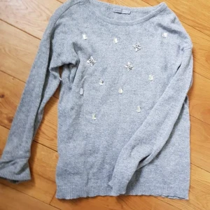  - Grå tröja från Soaked in Luxury. Storlek M. 