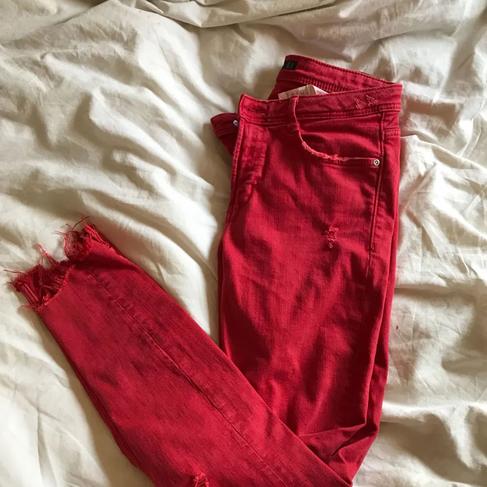 Jeans från Zara, storlek 36, aldrig använda! De är inte lika röda irl, lite mer ”sliten” röd 👅 . Jeans & Byxor.