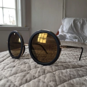  - Runda solglasögon med matt båge och guldiga speglade glas från Monki. Perfekt nu till sommaren! (+frakt tillkommer)