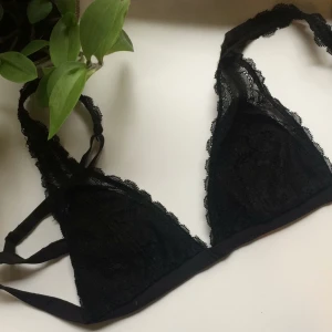  - Bh. Svart spetsbh (med inlägg) från monki, fint skick! 